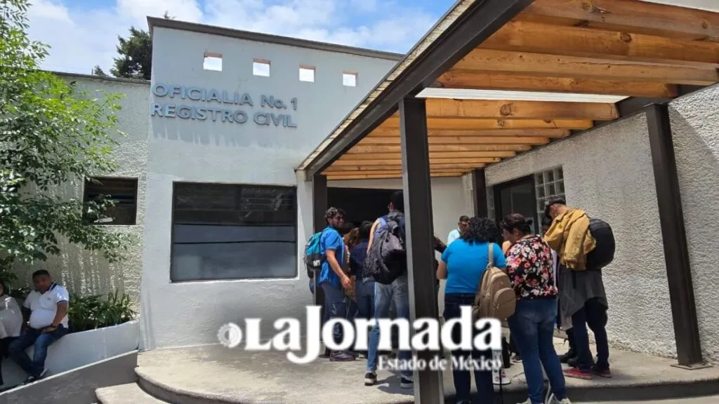Registro Civil entrega primera acta de nacimiento corregida a persona no binaria en Edomex