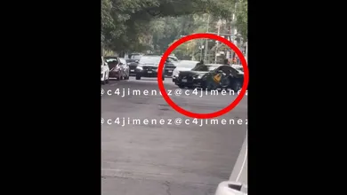 El sujeto, quien al parecer se encontraba estacionado en uno de los lugares marcados para el pago de parquímetro en una calle de Polanco, alcaldía Miguel Hidalgo, fue captado en el momento exacto en que un oficial le trata de colocar la llamada araña. Foto: Captura