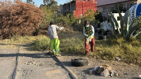 Ayuntamiento de Los Reyes realiza limpieza de vías del Tren Ligero