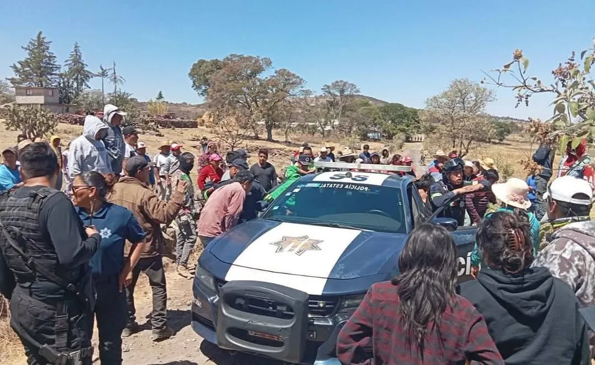 Vecinos frustran robo de tráiler en la México-Querétaro y casi linchan a tres sospechosos
