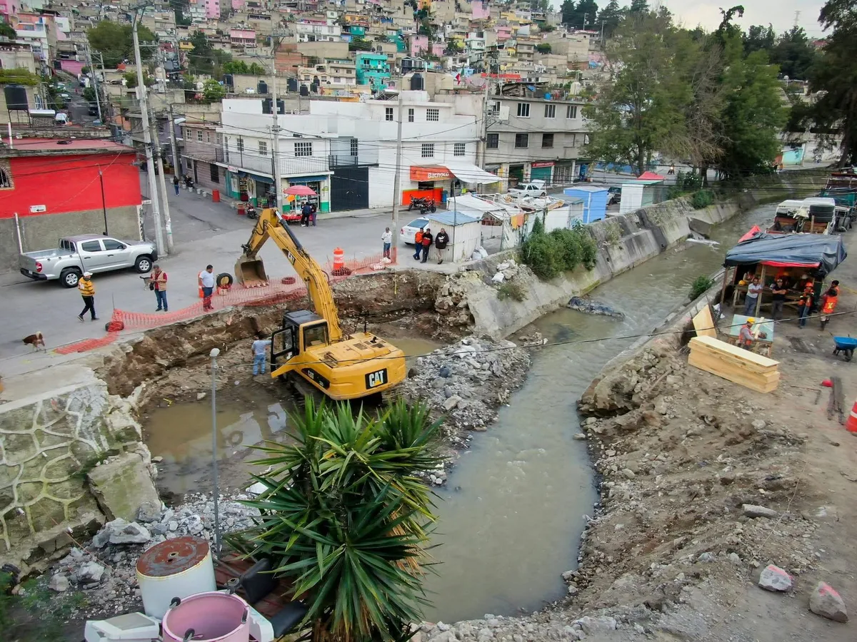 Alcalde Issac Montoya supervisa obra de rehabilitación del puente del INE, en San Rafael Chamapa