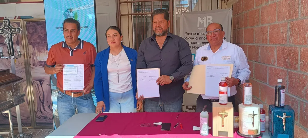 Los servicios funerarios a bajo costo incluyen embalsamamiento básico, equipo de velación, tramites y pagos de derechos gubernamentales.