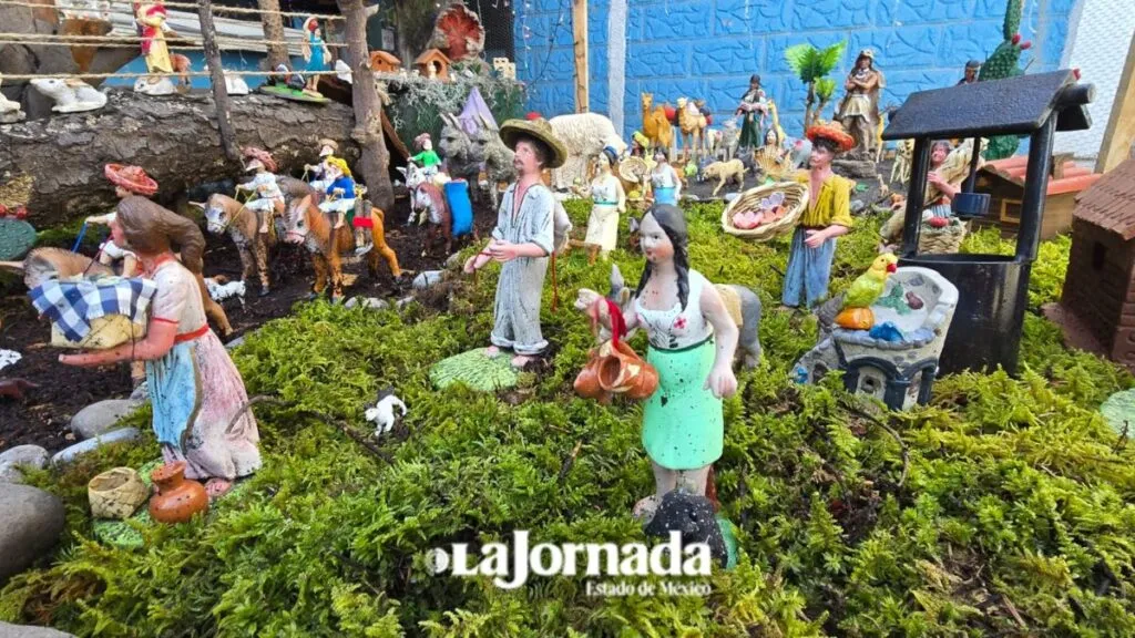 Familia de Santa Ana Tlalpaltitlán coloca Nacimiento con más de 200 piezas