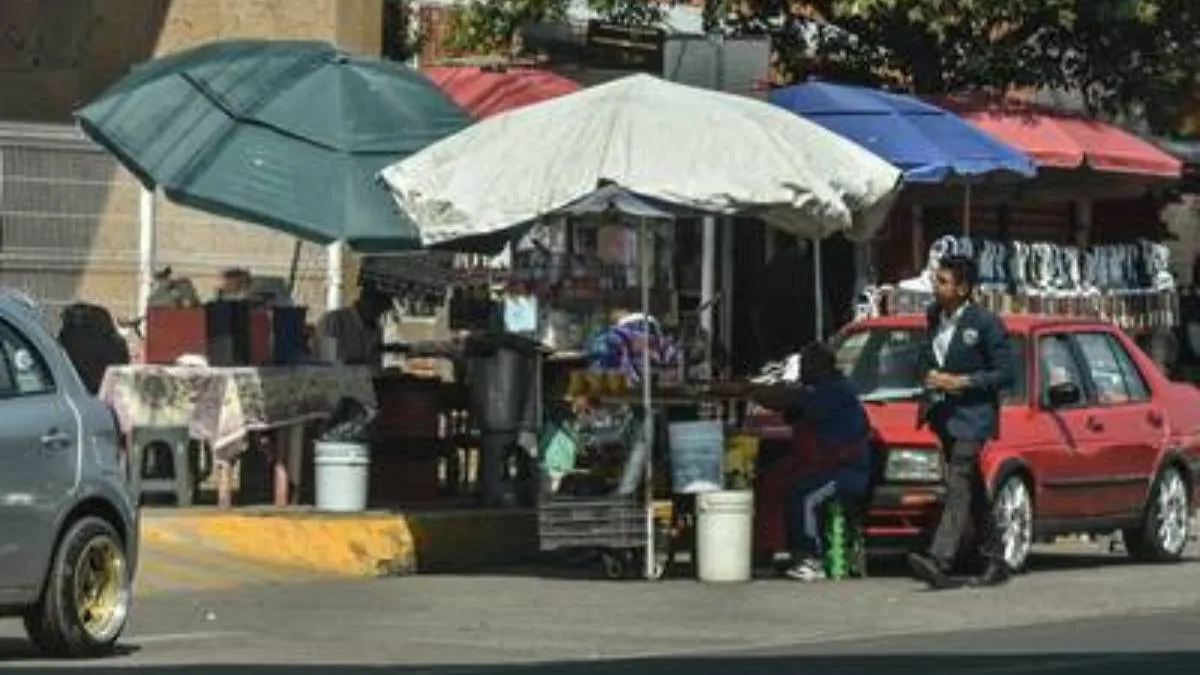 Toluca: Invaden calles vecinos y comerciantes