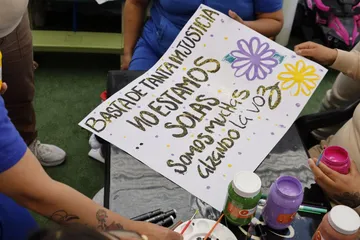 Entre cartulinas y pinturas, en un ambiente de compañerismo, plasmaron mensajes orientados a la construcción de un futuro en el que todas las mujeres puedan vivir libres de discriminación y violencia.