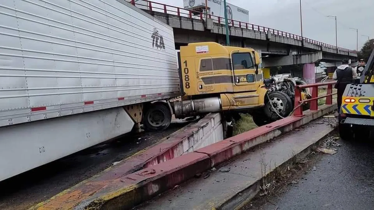 [VIDEO] Tlalnepantla: Tráiler quedó colgado sobre la avenida Reyes Heroles