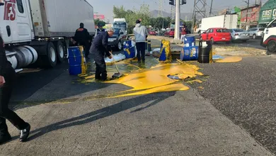 Derrame de néctar de mango provoca caos vial en Ecatepec