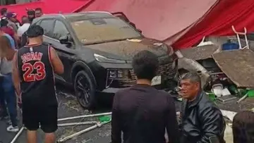 Menor de edad en Neza derriba puesto al encender la camioneta de sus padres
