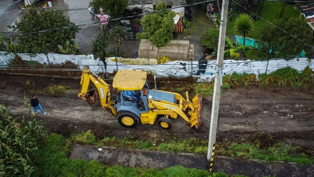 Empieza pavimentación con nueva tecnología en calle Bicentenario de Huichochitlán