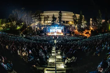 A diferencia de los conciertos tradicionales de reguetón, este formato busca llevar los ritmos urbanos a una dimensión artística superior.