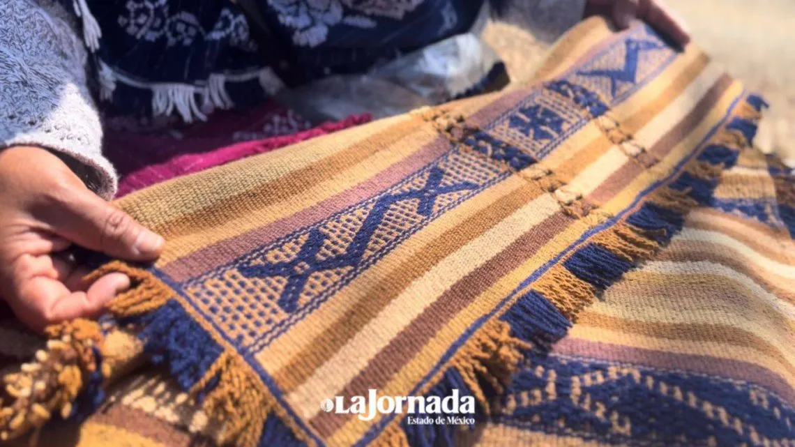 Xonacatlán: Aprovechan cortezas de pino para crear prendas artesanales