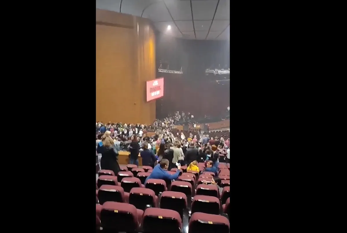 RIA Novosti informó que al menos tres personas vestidas con uniforme de combate dispararon armas. Foto: Captura