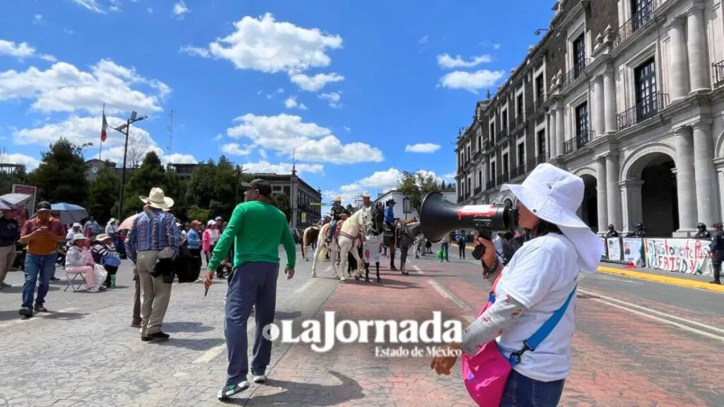 Organizaciones se manifiestan en Palacio del Edomex