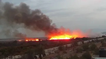 Autoridades municipales y equipos de protección civil mantienen trabajos en el sitio para contener el avance del fuego y reducir los riesgos a la población.