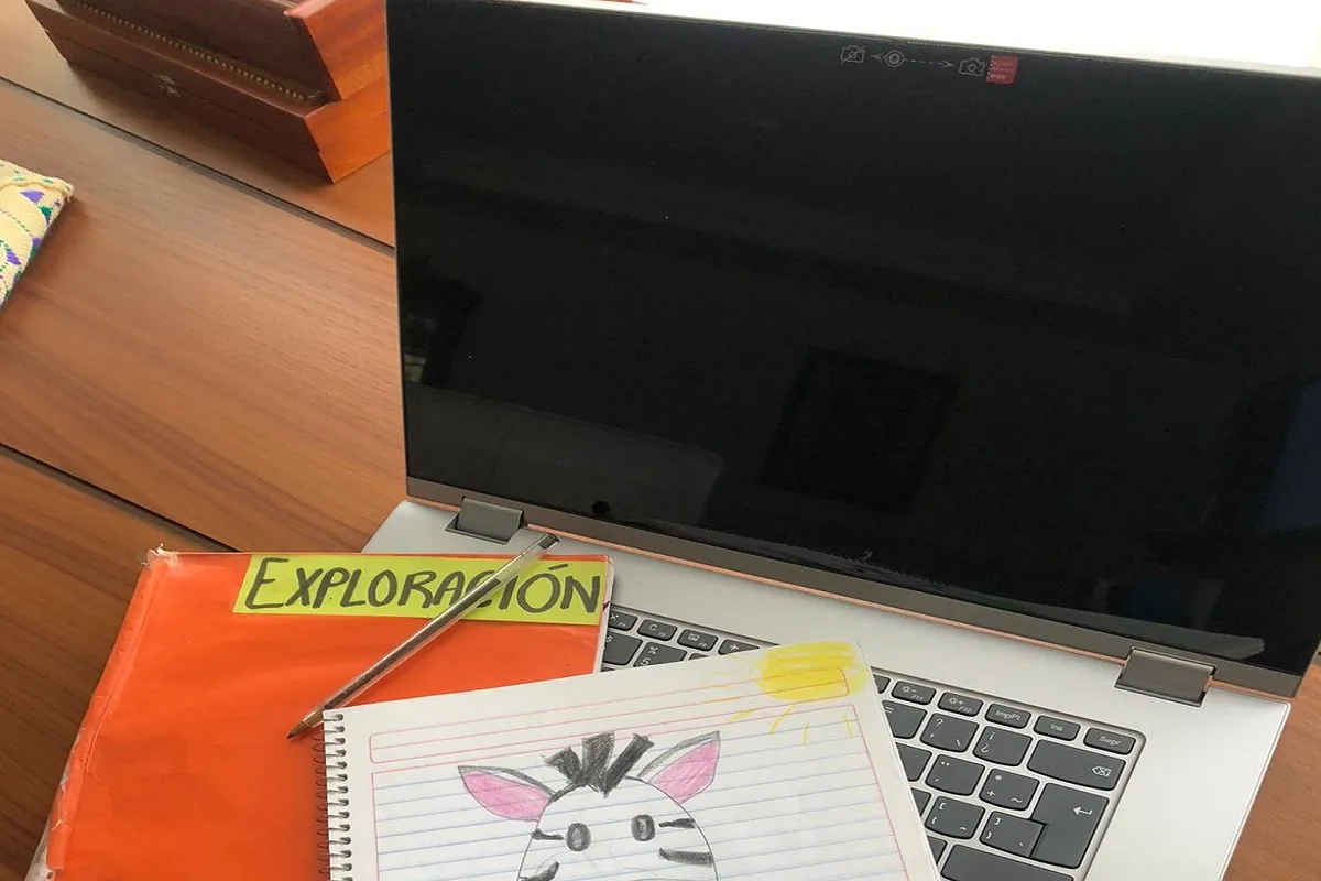 Computadora y libretas