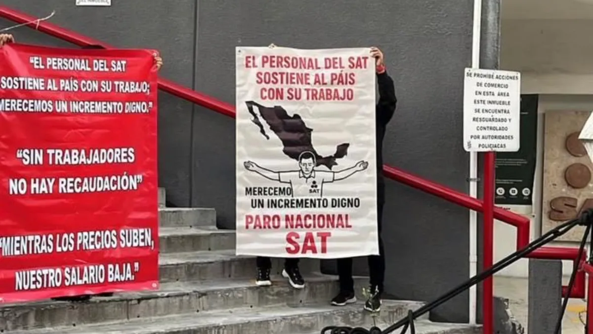 Trabajadores del SAT realizan paro nacional de “brazos caídos”