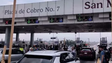 Profesores cierran la caseta 7 de la autopista México-Puebla