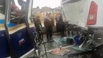 México-Puebla: Choque entre dos autobuses de pasajeros a la altura del kilómetro 18