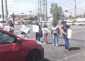 Pacientes renales bloquean el Bordo de Xochiaca en Neza: Suspenden hemodiálisis en Hospital Gustavo Baz