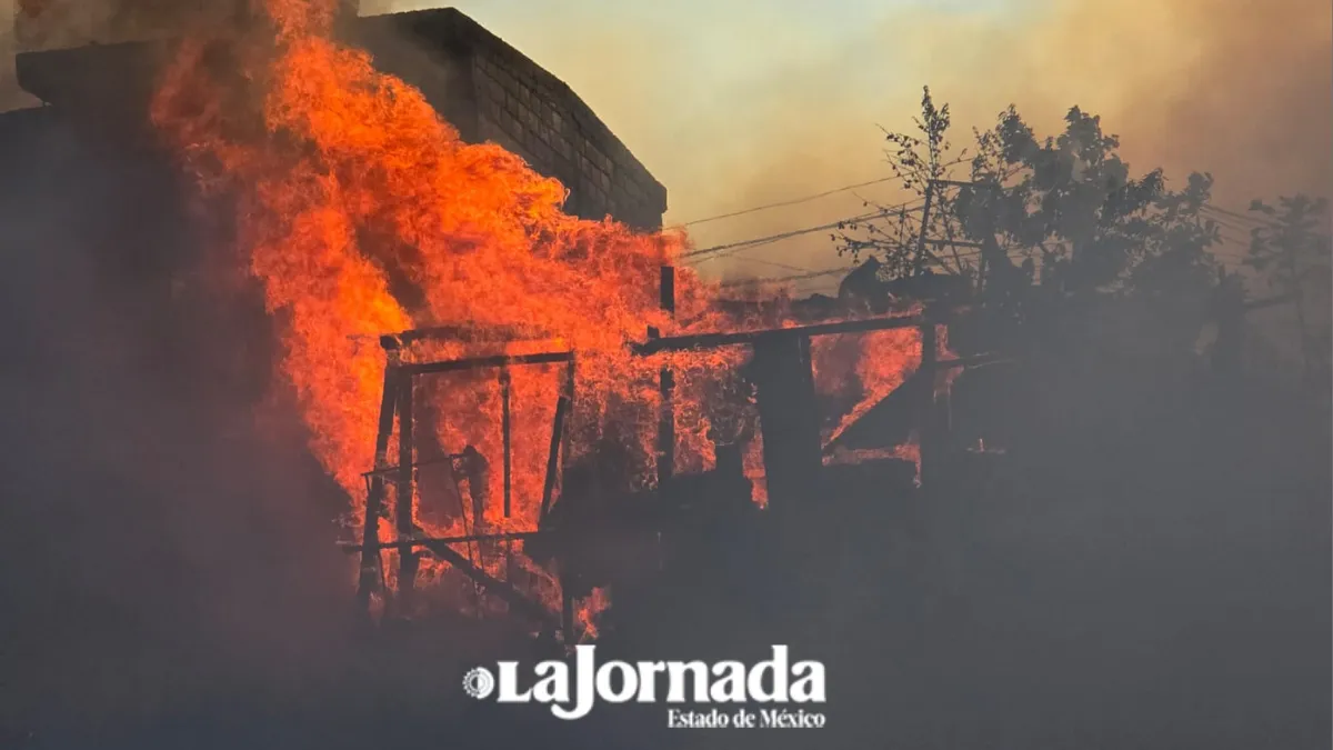 Quema de pastizal consume una casa en Metepec