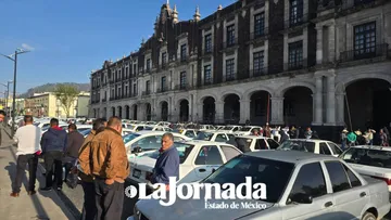 Taxistas bloquean centro de Toluca en protesta