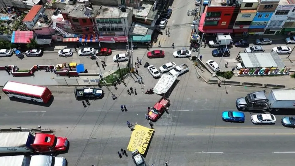 Habitantes de Xonacatlán bloquean la Toluca-Naucalpan, buscan a Natalia