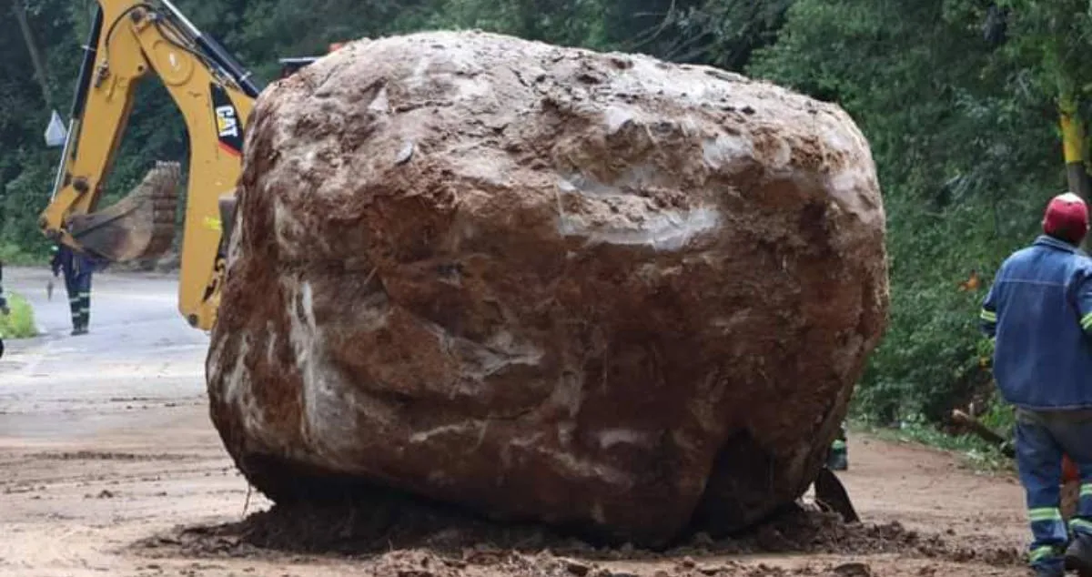 Derrumbe de varias toneladas de tierra y piedras en el paraje Río de Santa Ana, Jilotzingo