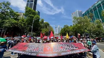 Miles de maestros de la CNTE marcharon del Ángel de la Independencia al Zócalo para exigir atención a sus demandas.