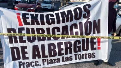 Vecinos muestran su rechazo al albergue migrante.