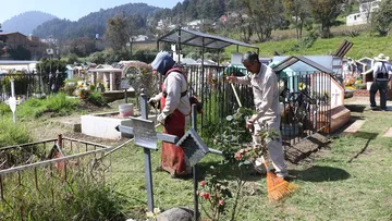 Huixquilucan: Realiza limpieza de panteones previo al Día de Muertos