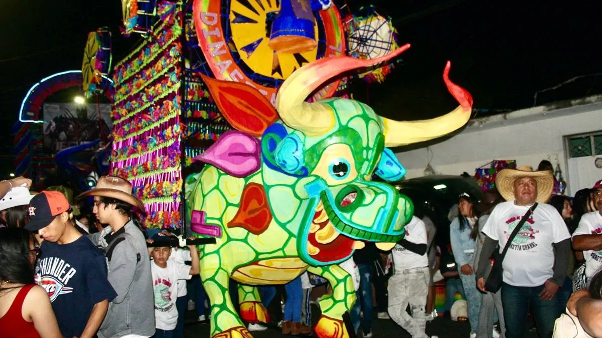 Pirotécnicos celebran a San Juan de Dios con toros monumentales en Tultepec