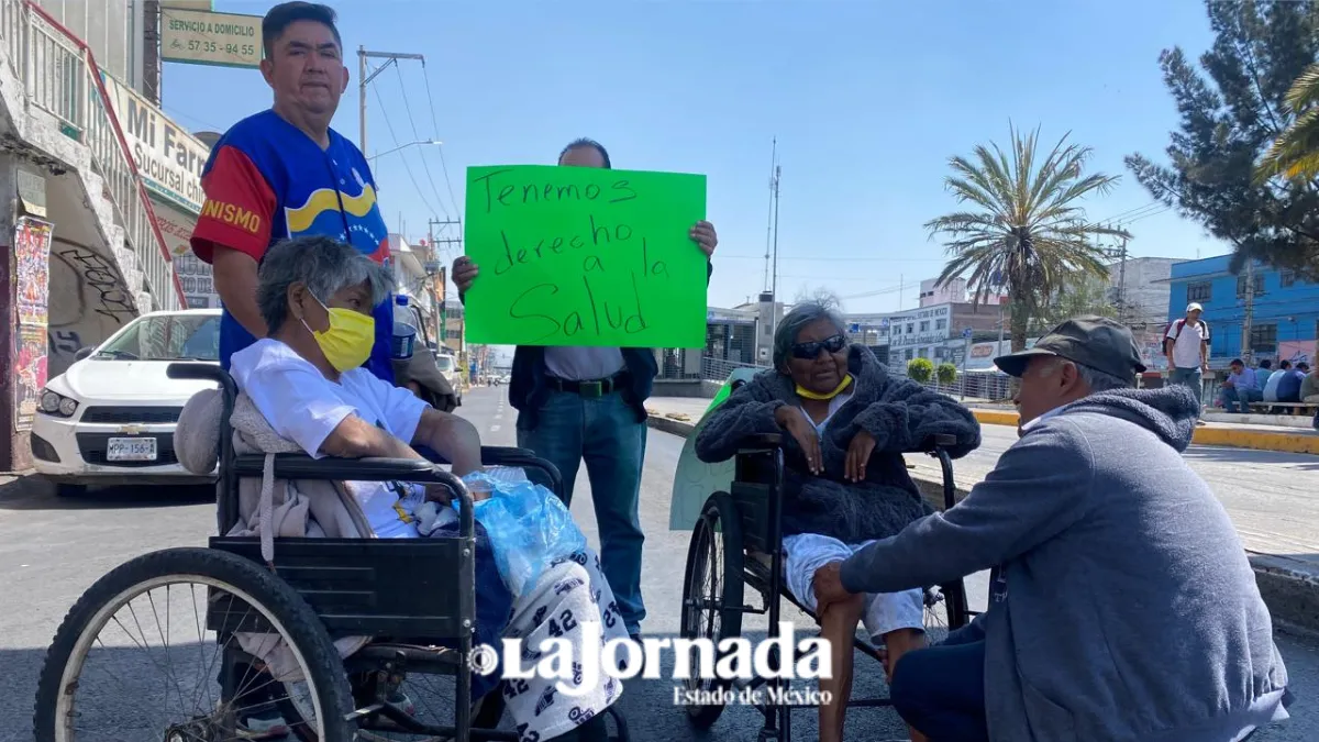 Pacientes renales exigen tratamientos de hemodiálisis en Nezahualcóyotl