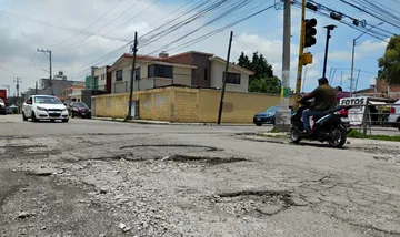 Vecinos de Santa Ana Tlapaltitlán piden bacheo en calle 16 de Septiembre