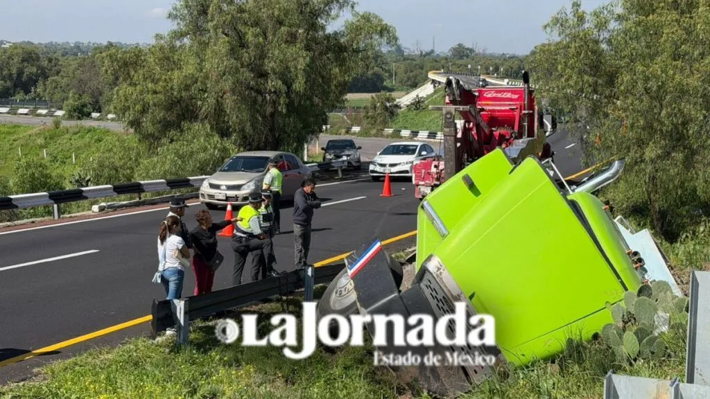 Pipa de agua vuelca en la autopista México-Pirámides