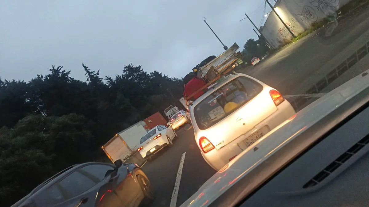 Accidentes y alta carga vehicular colapsan la México-Toluca en ambos sentidos
