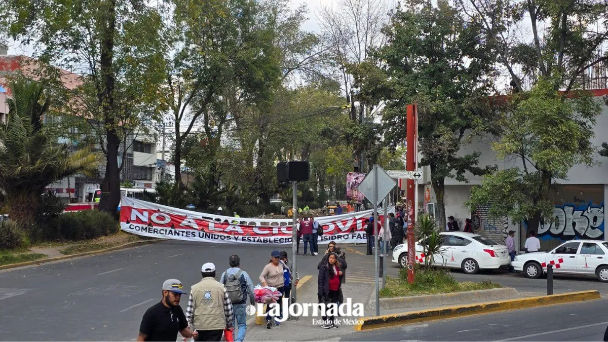 Comerciantes bloquean Isidro Fabela por desacuerdo de la ciclovía