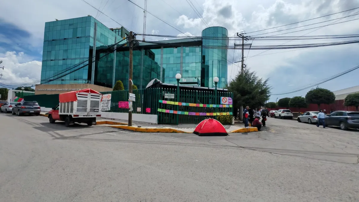 Toluca: clausuran simbólicamente la Codhem por caso de violencia contra menor
