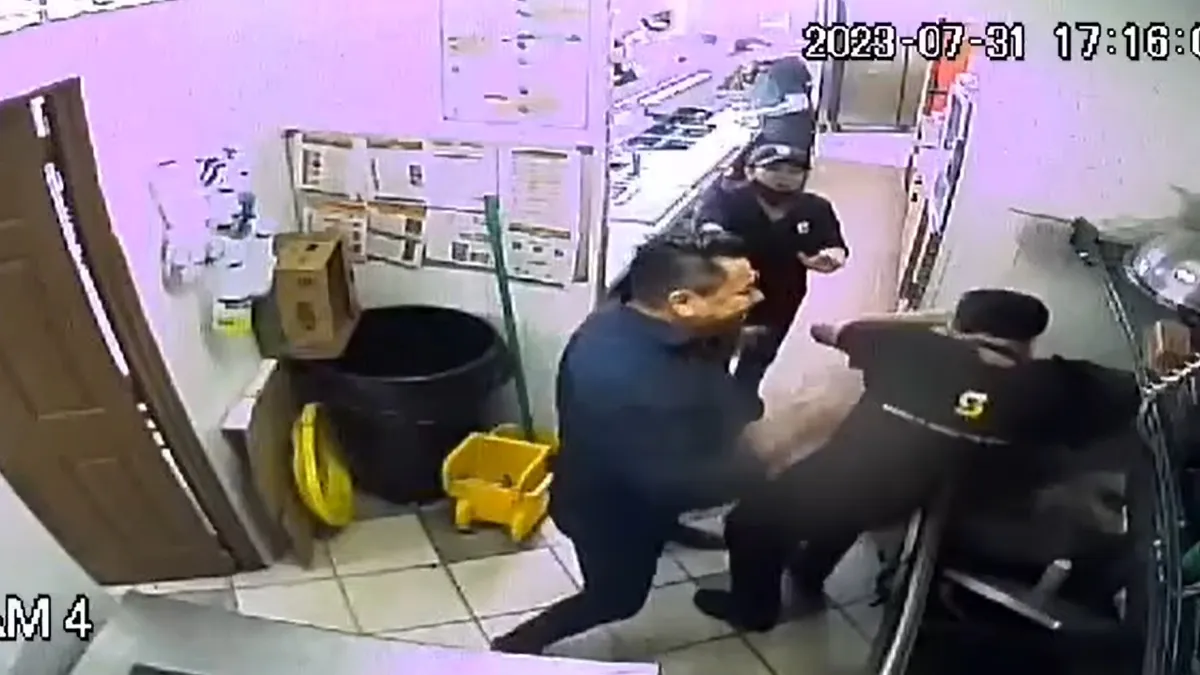 El empleado del restaurante de comida rápida tuvo que ser trasladado de urgencia a un hospital, ya que el cliente le fracturó la nariz, pómulo y lo dejó inconsciente. Foto: Captura Facebook