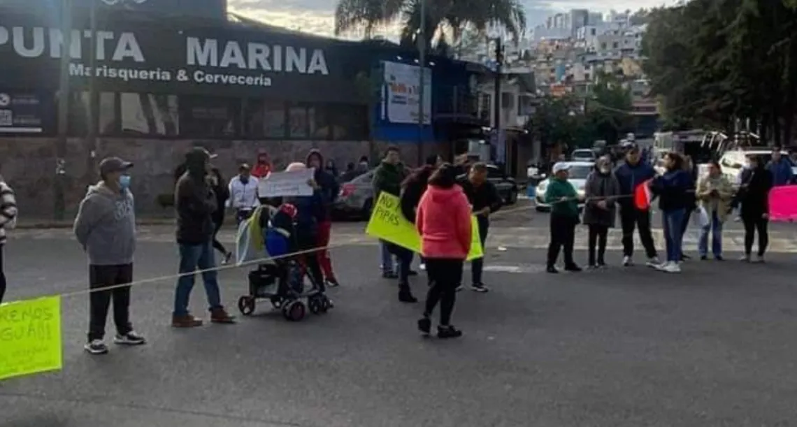Atizapán: Locatarios bloquean Boulevard Ruiz Cortines, exigen agua