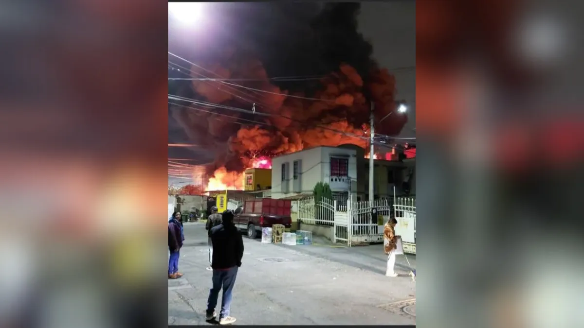 Incendio en Tultepec, se consumen tubos corrugados [VIDEO]