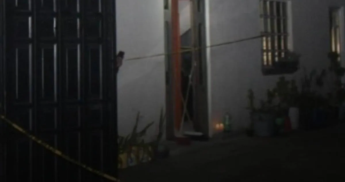 Sorprenden a pareja dentro de su casa y la asesinan; se llevan su auto en San Andrés Ocotlán