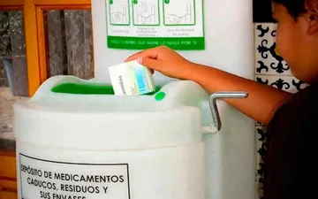 Está estrictamente prohibido depositar agujas, gasas, pilas, jeringas, productos químicos, termómetros, pañales o equipo de venoclisis.