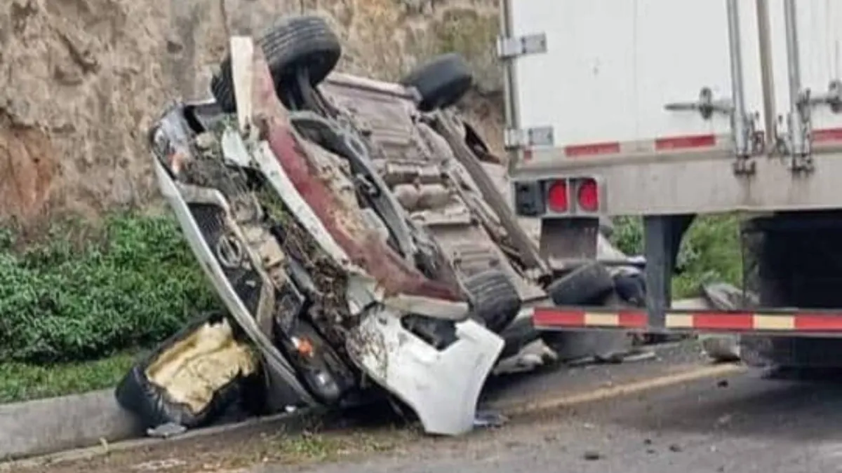 Taxi es impactado por tráiler en la carretera Toluca-Atlacomulco