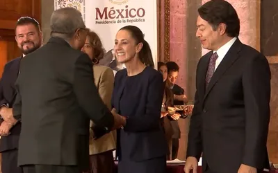 Claudia Sheinbaum anunció un aumento salarial del 10% y más vacaciones para maestros, en el Día del Maestro 2025.