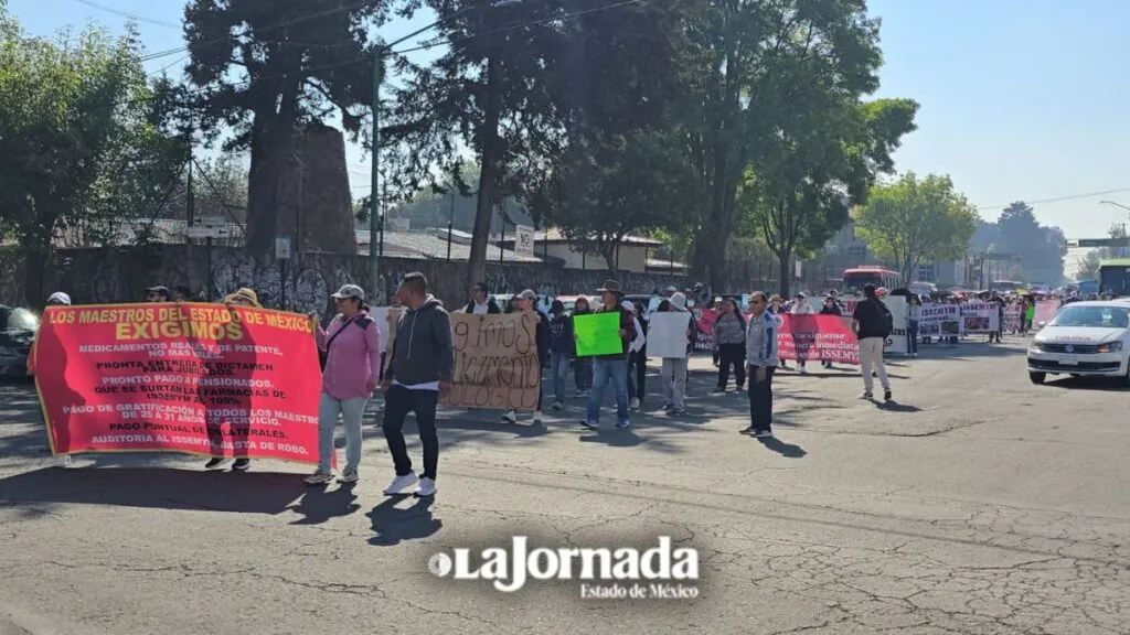 [VIDEO] Maestros marchan en exigencia de medicamentos en ISSEMyM