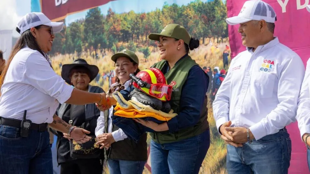 Plantan más de 2 mil árboles para restaurar la Sierra de Guadalupe