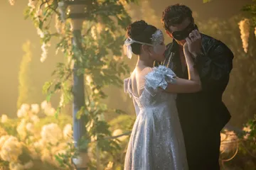 La exitosa serie de época regresa con nuevos episodios cargados de romance, intrigas sociales y giros emocionales.