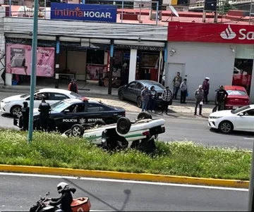 Taxi vuelca sobre Avenida Central en Nezahualcóyotl, conductor resulta con golpes leves