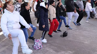 El objetivo central es disminuir factores de riesgo asociados a enfermedades crónico-degenerativas como diabetes, hipertensión e infartos, a través de la pérdida de grasa corporal y el aumento de masa muscular.