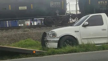 Camioneta termina en el camellón de Tollocan, rumbo a Toluca